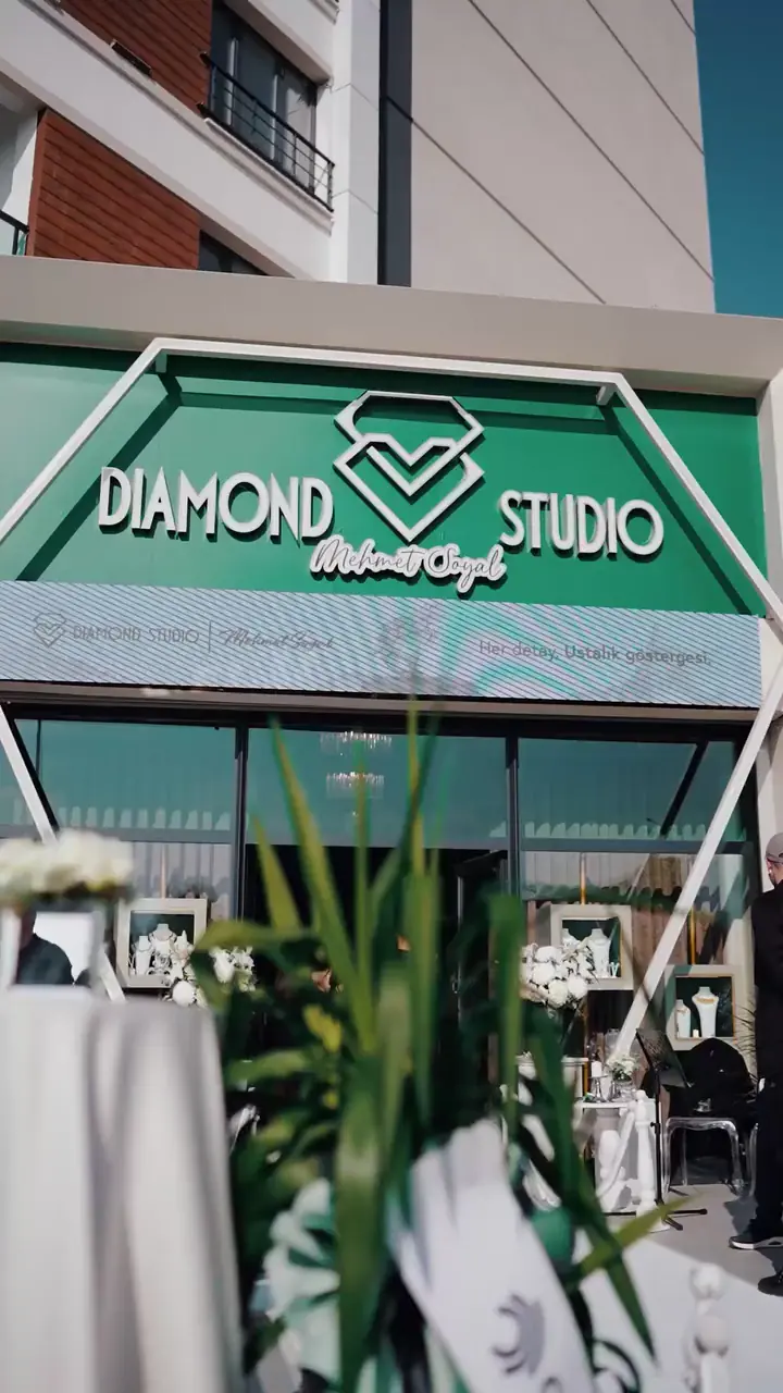 Diamond Studio videosunun ilk karesi