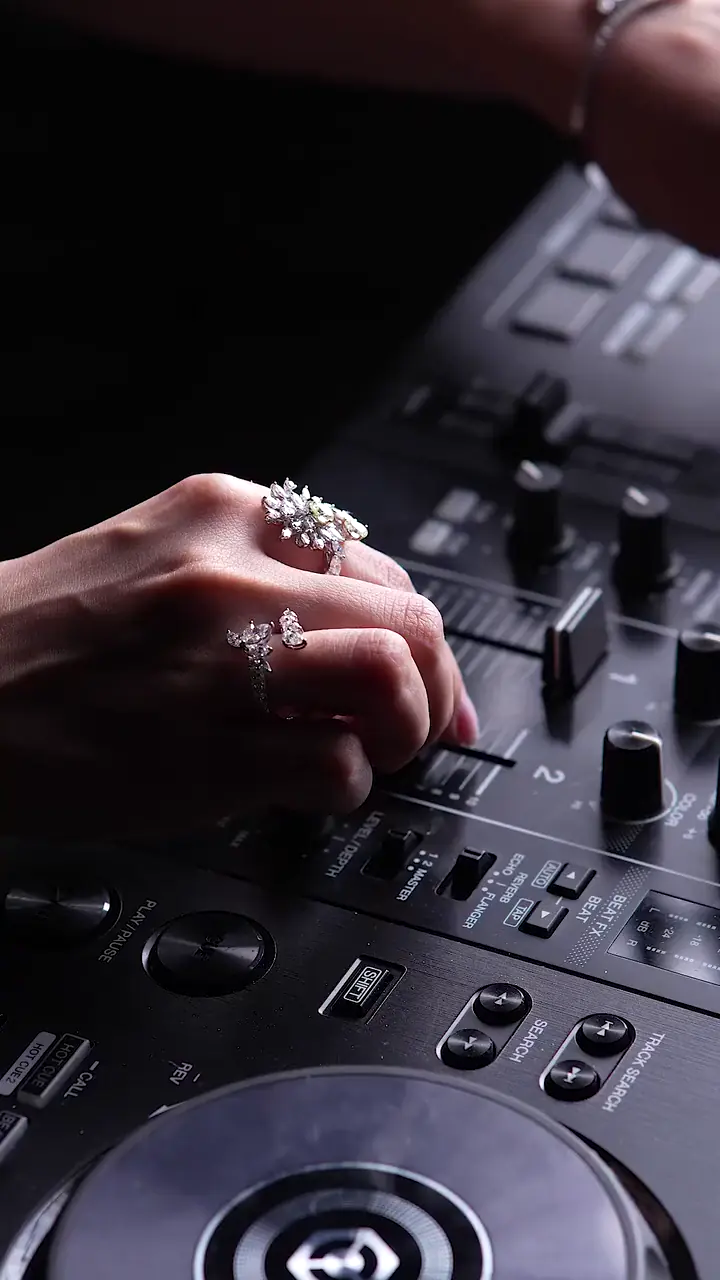 Diamond Studio videosunun ilk karesi
